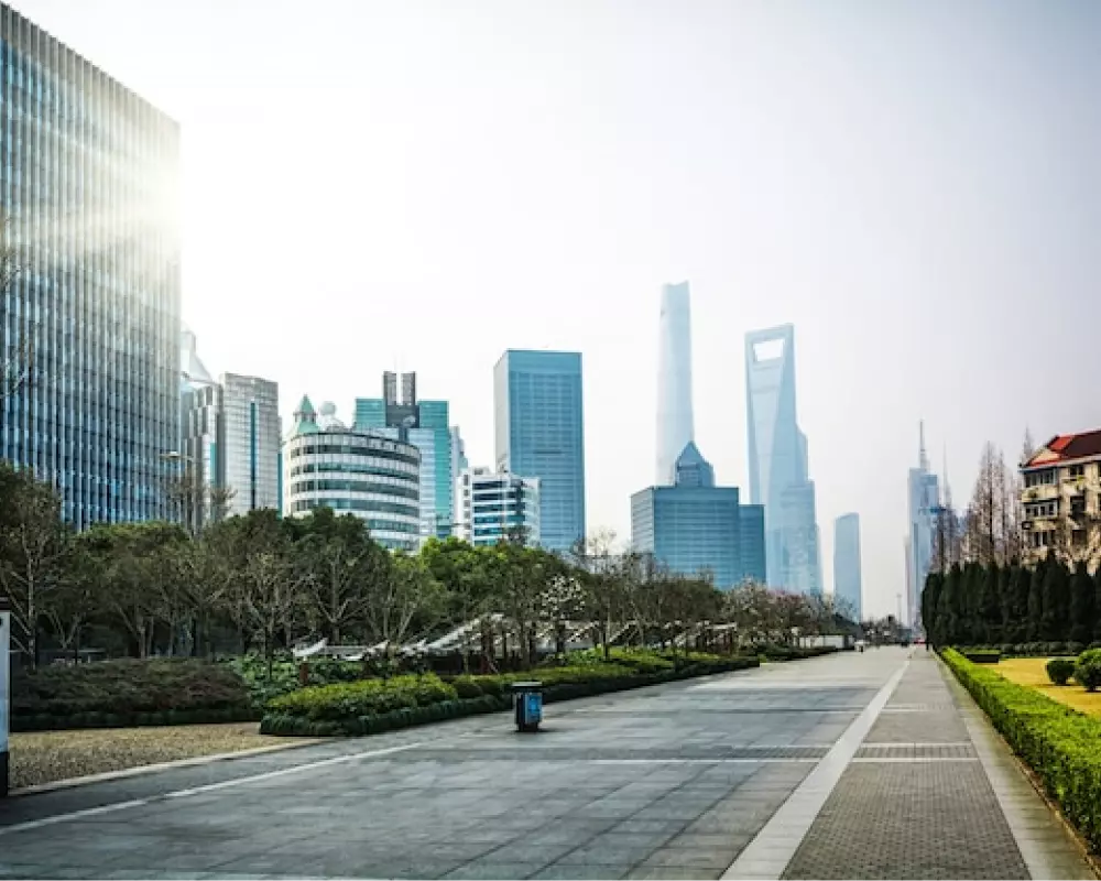 选择在便于样品采集、运输的地方,尤其是检测实验室与外界的交往较多, 也应考虑交通的便利条件